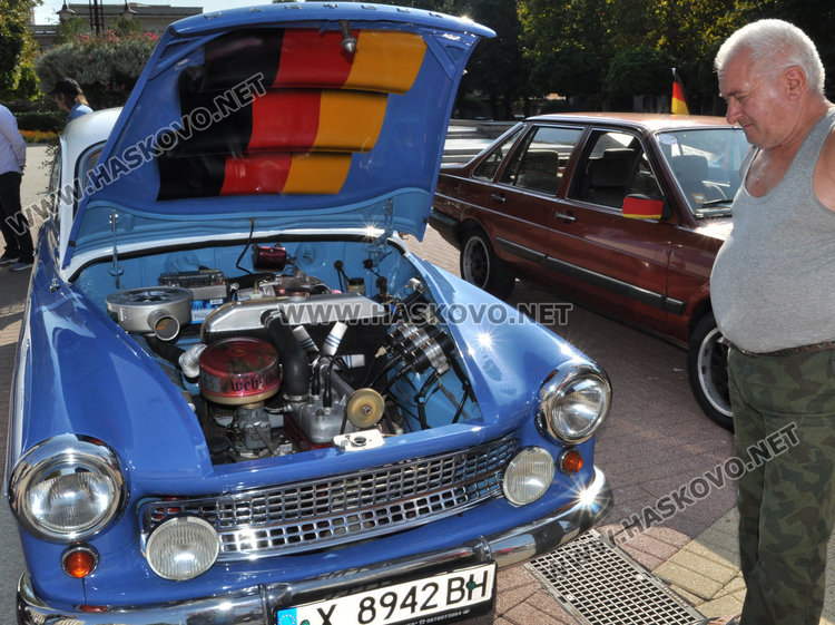 40 лъскави ретро автомобила украсиха площад “Свобода”