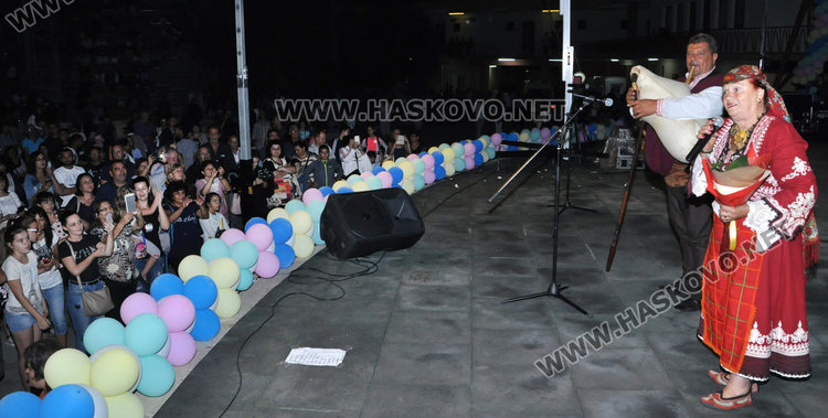 Валя Балканска и „100 каба гайди“ изпълниха площадка „Спартак“ за празника