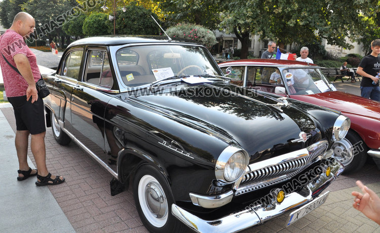 40 лъскави ретро автомобила украсиха площад “Свобода”
