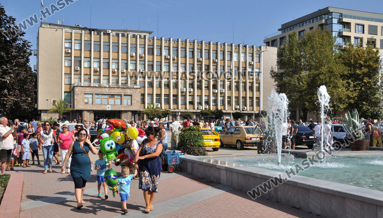 40 лъскави ретро автомобила украсиха площад “Свобода”