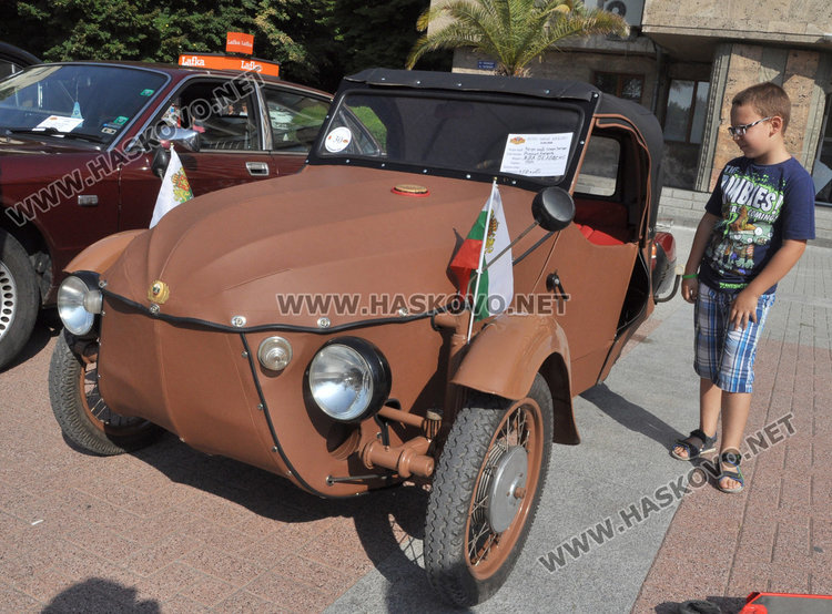 40 лъскави ретро автомобила украсиха площад “Свобода”
