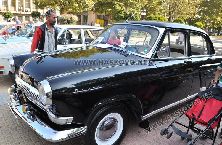 40 лъскави ретро автомобила украсиха площад “Свобода”