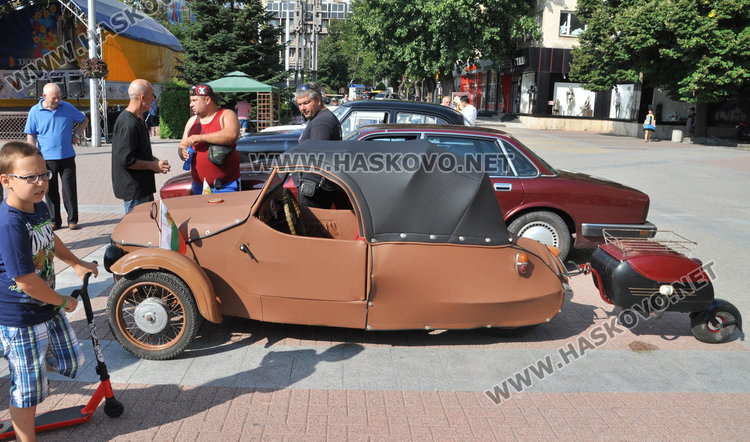 40 лъскави ретро автомобила украсиха площад “Свобода”