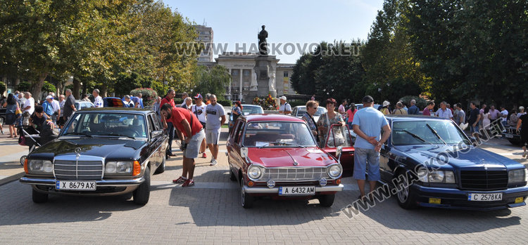 40 лъскави ретро автомобила украсиха площад “Свобода”