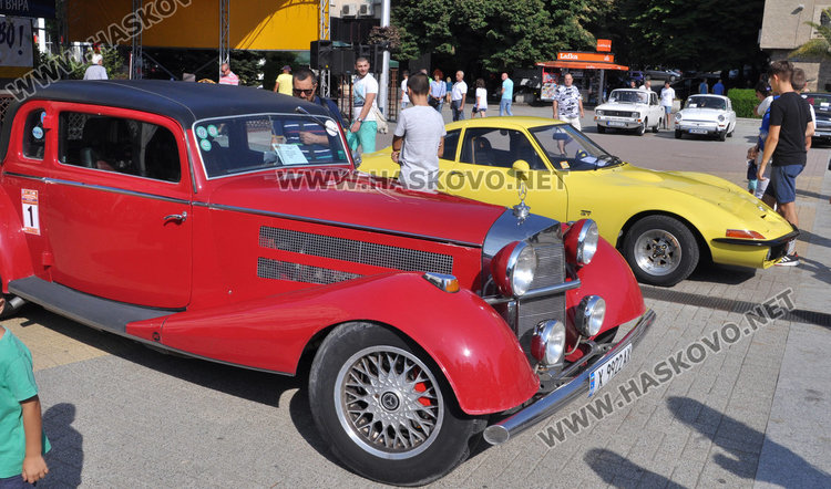 40 лъскави ретро автомобила украсиха площад “Свобода”
