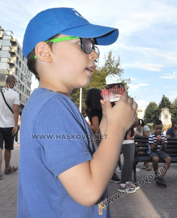 1000 парчета торта за децата на Хасково