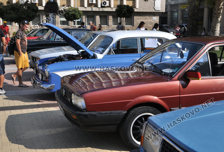 40 лъскави ретро автомобила украсиха площад “Свобода”