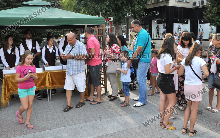 1000 парчета торта за децата на Хасково