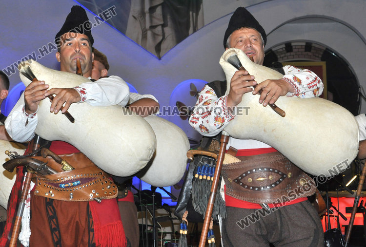 Валя Балканска и „100 каба гайди“ изпълниха площадка „Спартак“ за празника