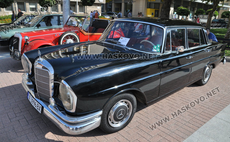 40 лъскави ретро автомобила украсиха площад “Свобода”