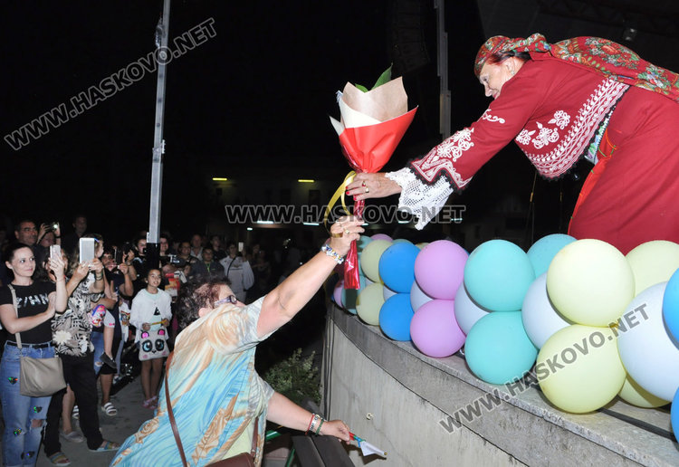 Валя Балканска и „100 каба гайди“ изпълниха площадка „Спартак“ за празника