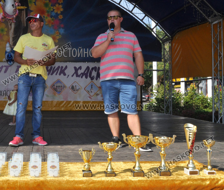 40 лъскави ретро автомобила украсиха площад “Свобода”