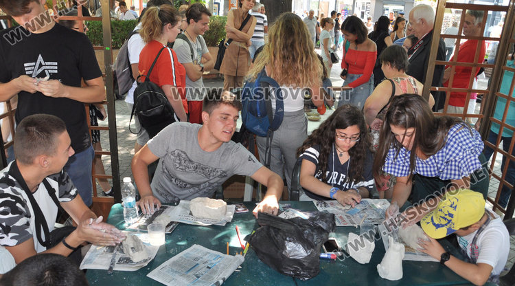 Артистична грънчарска работилница пред „Форум“ впечатли гости на Хасково