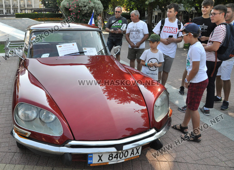 40 лъскави ретро автомобила украсиха площад “Свобода”