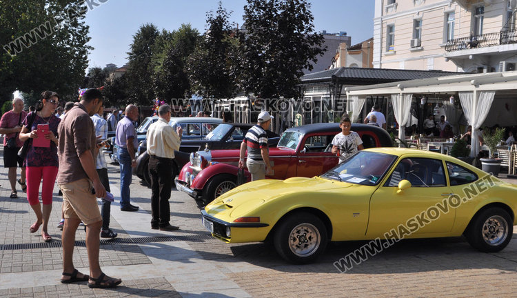 40 лъскави ретро автомобила украсиха площад “Свобода”