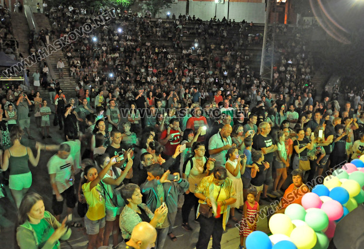 Валя Балканска и „100 каба гайди“ изпълниха площадка „Спартак“ за празника