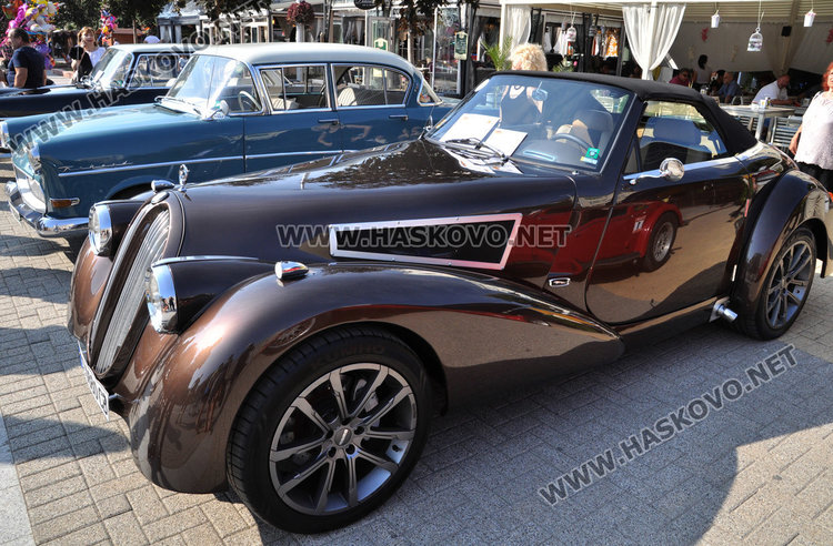 Триколка с награда на публиката на ретро парада, първото място за Ягуар 