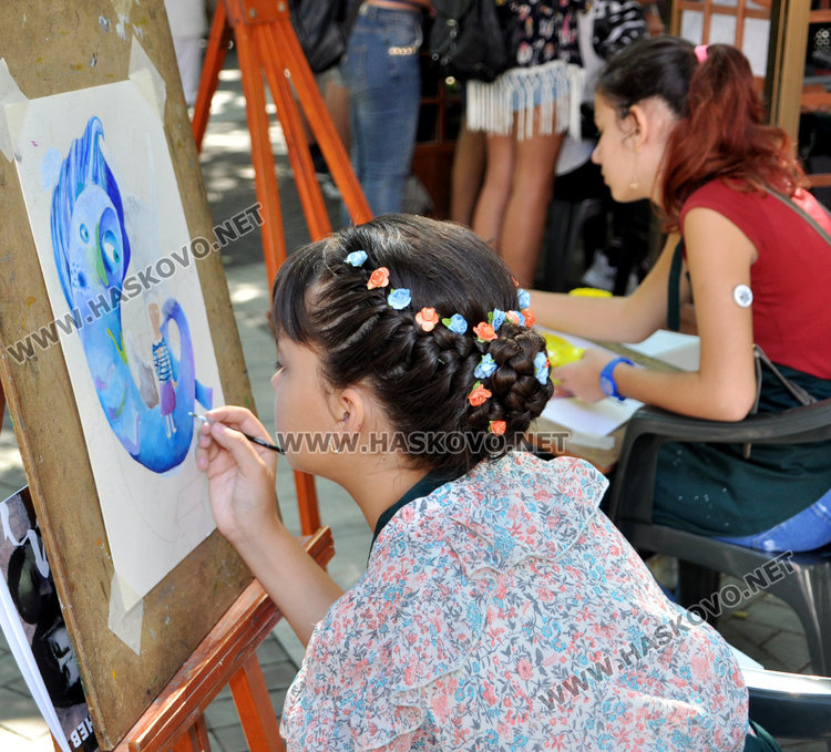 Артистична грънчарска работилница пред „Форум“ впечатли гости на Хасково