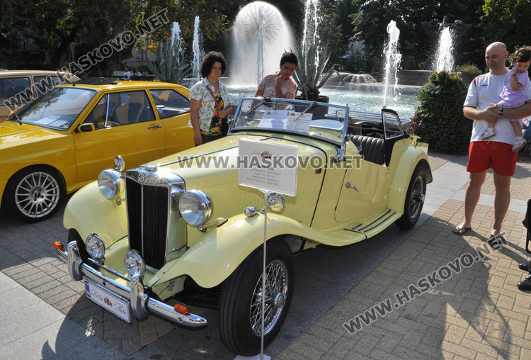 40 лъскави ретро автомобила украсиха площад “Свобода”