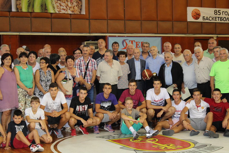 Наградиха спортни деятели за 85-тата годишнина на баскетбола в Хасково 