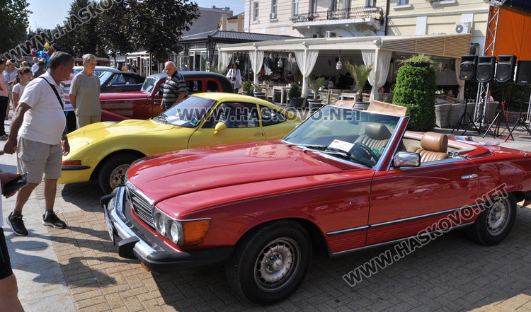 40 лъскави ретро автомобила украсиха площад “Свобода”