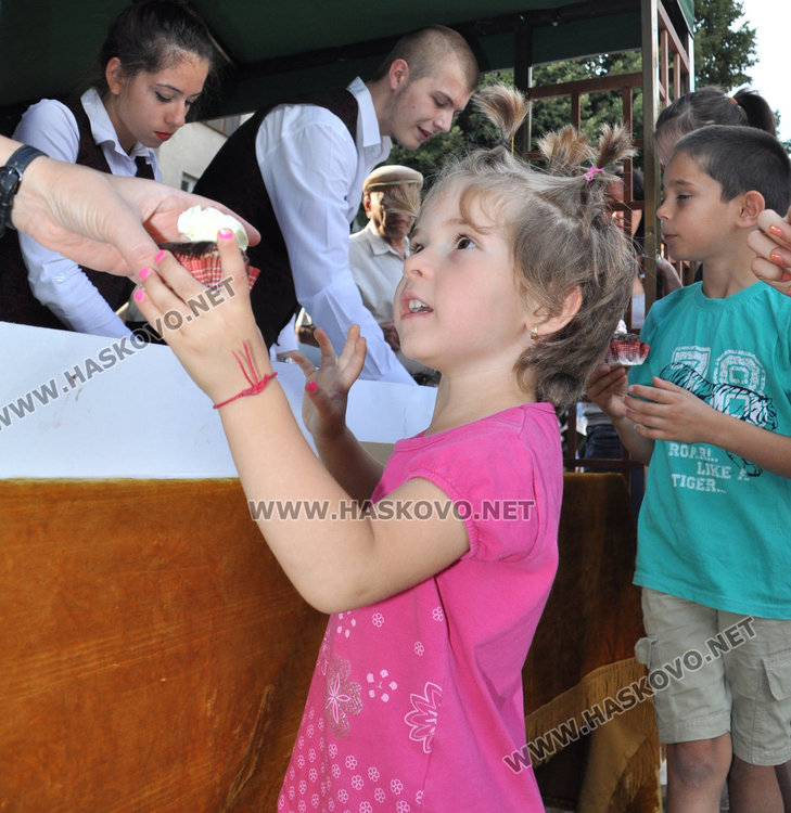 1000 парчета торта за децата на Хасково