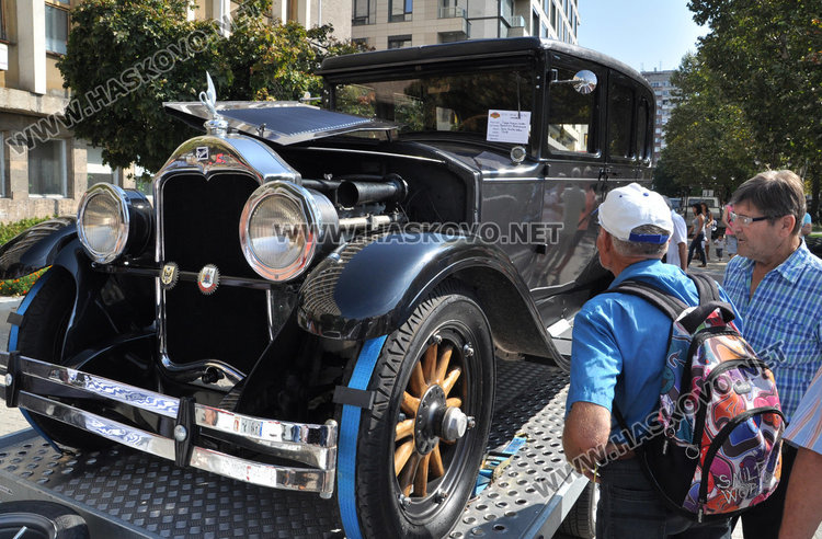 40 лъскави ретро автомобила украсиха площад “Свобода”