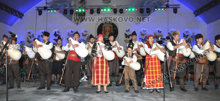 Валя Балканска и „100 каба гайди“ изпълниха площадка „Спартак“ за празника