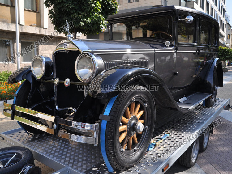 40 лъскави ретро автомобила украсиха площад “Свобода”