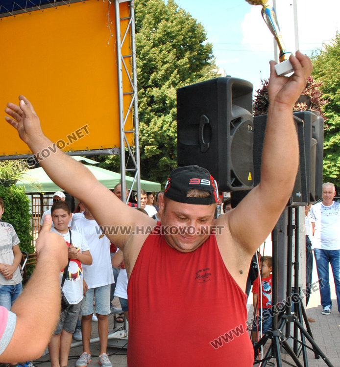 Собственикът на триколката Динко Петров получава наградата си