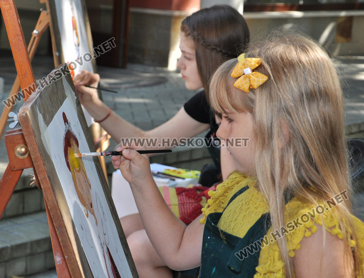 Артистична грънчарска работилница пред „Форум“ впечатли гости на Хасково