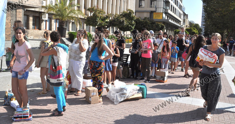 Стотици деца в Хасково получиха нова книга срещу стара хартия  