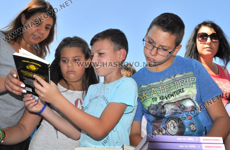 Стотици деца в Хасково получиха нова книга срещу стара хартия  