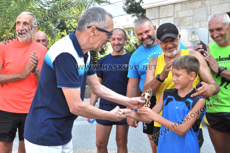 9-годишният Ярослав получава отличието си