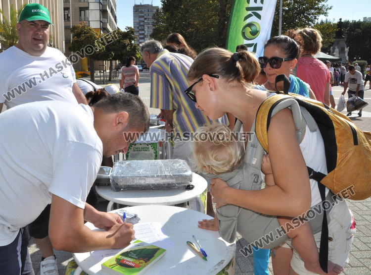 Стотици деца в Хасково получиха нова книга срещу стара хартия  