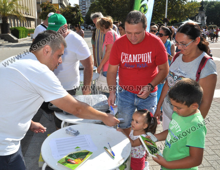 Стотици деца в Хасково получиха нова книга срещу стара хартия  