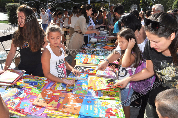 Стотици деца в Хасково получиха нова книга срещу стара хартия  