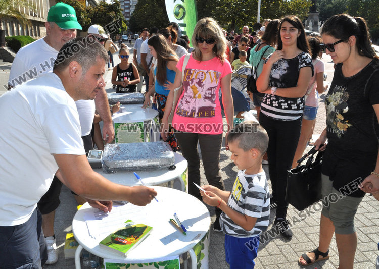 Стотици деца в Хасково получиха нова книга срещу стара хартия  