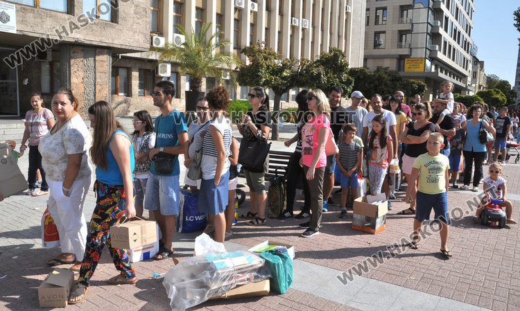 Стотици деца в Хасково получиха нова книга срещу стара хартия  