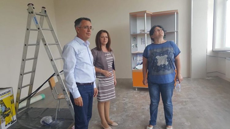 Кметът: Строителите в Езиковата работят усилено, в понеделник започва освежаването на стаите в „Майстора“