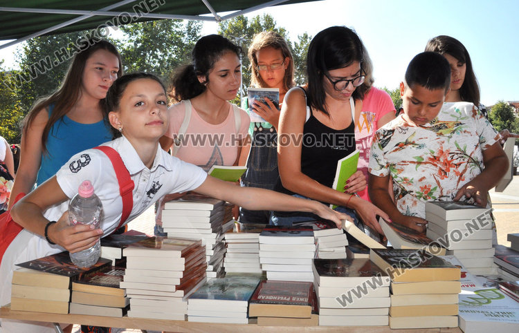 Стотици деца в Хасково получиха нова книга срещу стара хартия  