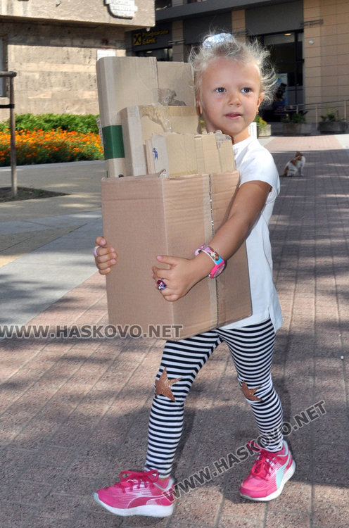 Стотици деца в Хасково получиха нова книга срещу стара хартия  