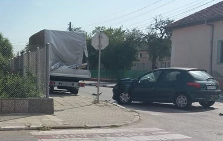 Катастрофа затвори отсечката от ул. „Христо Смирненски“ между „Бор“ и „Спартак“