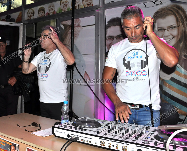 Дискотека на открито събра стотици хасковлии пред Младежкия център