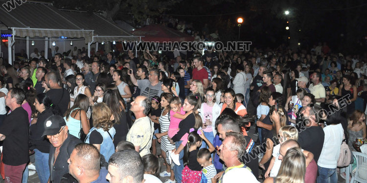 Дискотека на открито събра стотици хасковлии пред Младежкия център