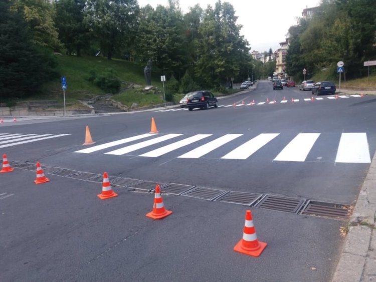 Нова маркировка тип „студен пластик” положи община Смолян на пешеходни пътеки в града