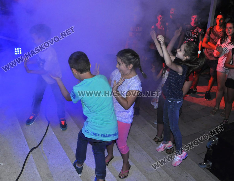 Дискотека на открито събра стотици хасковлии пред Младежкия център