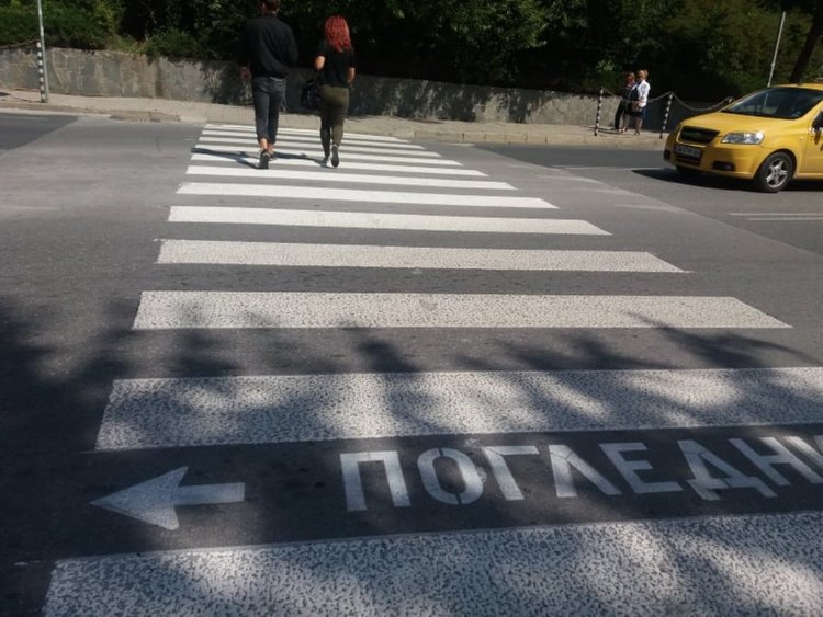 Нова маркировка тип „студен пластик” положи община Смолян на пешеходни пътеки в града