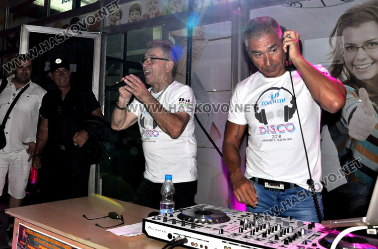 Дискотека на открито събра стотици хасковлии пред Младежкия център