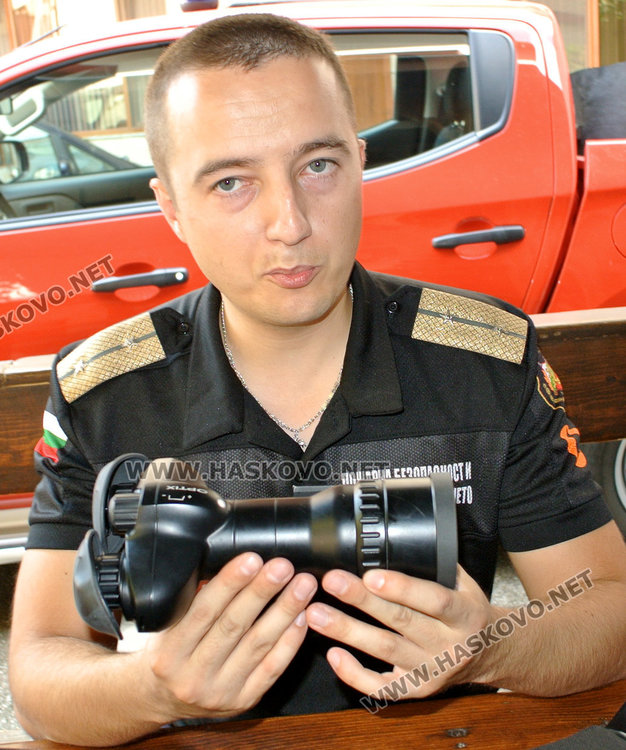 Инспектор Веселин Бекяров показва оборудването в пикапите